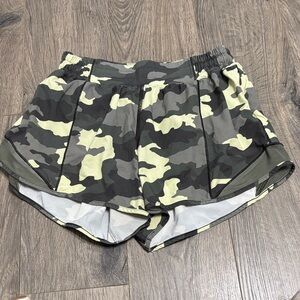 lululemon athletica Women's Camo hotty hot Shorts - Olive & Black 4inch